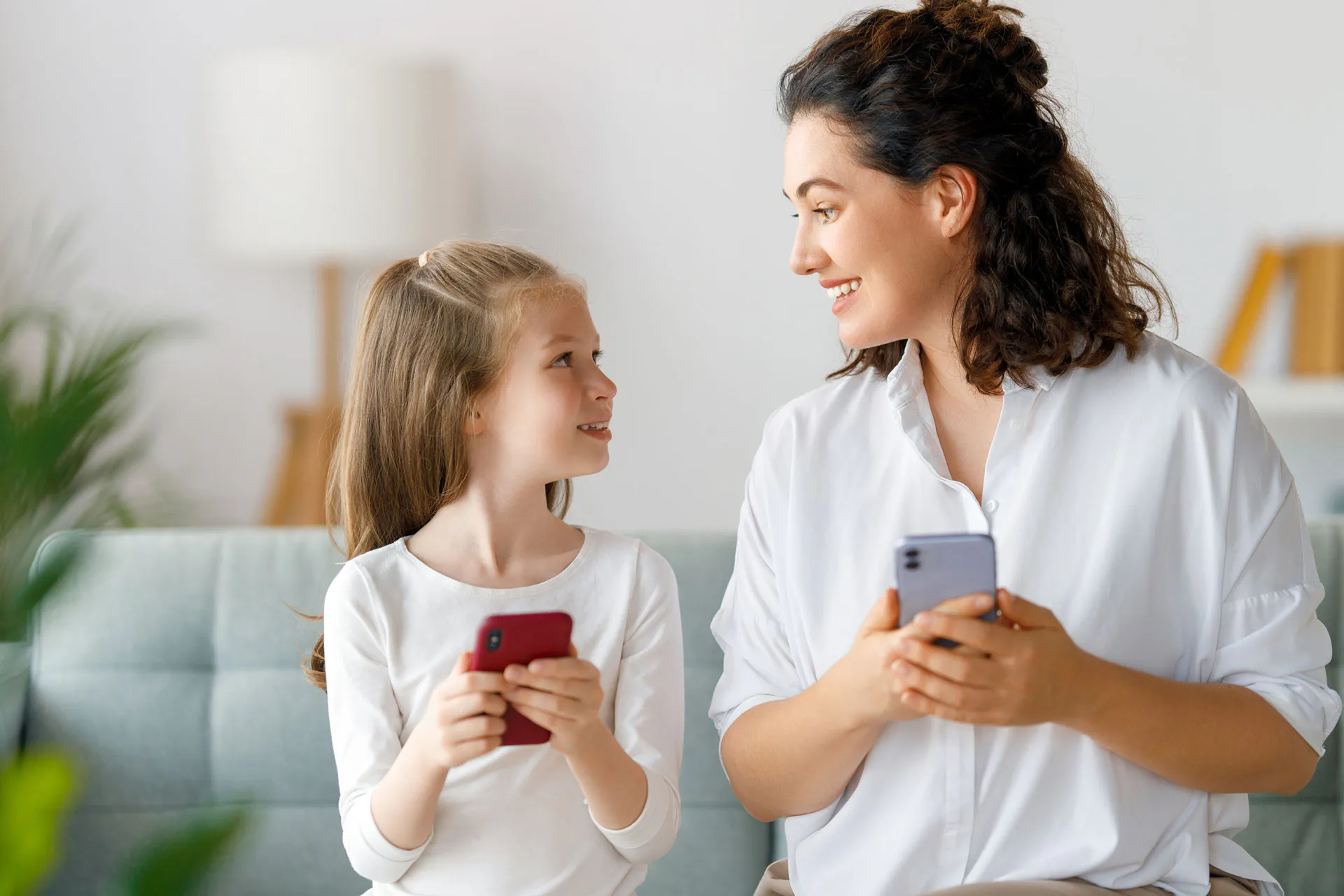Madre e hija revisando su salud en la app
